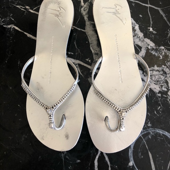 giuseppe flip flops